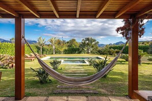 Pool - Magnificent views, 3 suites, pool w/ heated tub (Petrópolis)