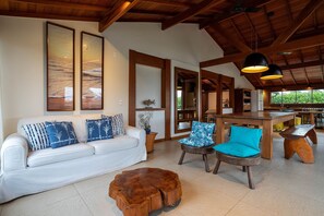 Televisión y chimenea