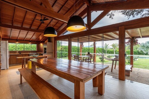Magnificent views, 3 suites, pool w/ heated tub