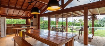 Magnificent views, 3 suites, pool w/ heated tub