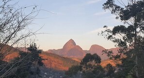 A mountainous landscape with a prominent peak, surrounded by trees and a clear sky. - Magnificent views, 3 suites, pool w/ heated tub (Petrópolis)