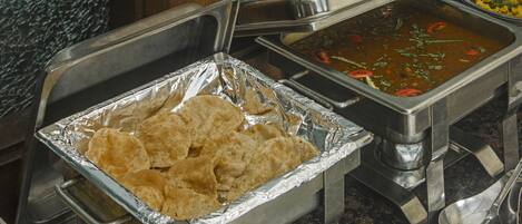 En buffetopstilling med fade med tortillas og en suppe.