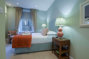 3 slaapkamers, een strijkplank/strijkijzer, gratis wifi, beddengoed