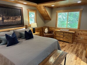 4 bedrooms, iron/ironing board, travel crib, free WiFi - River Shoals Cabin! Hot Tub-Water front (Cleveland)