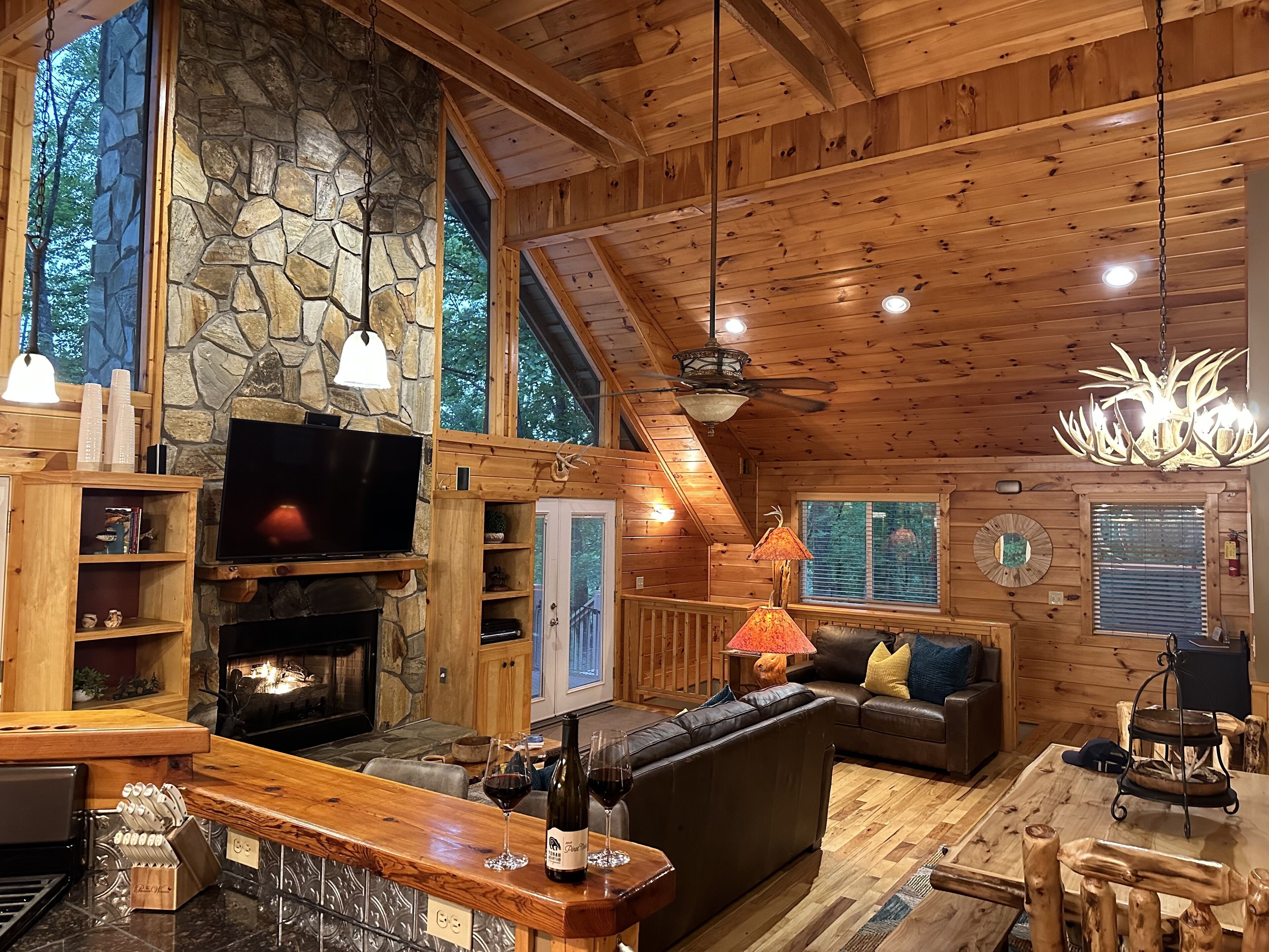 智能电视、壁炉、书、立体声音响