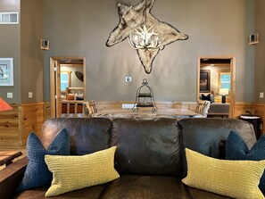 Smart TV, fireplace, books, stereo - River Shoals Cabin! Hot Tub-Water front (Cleveland)