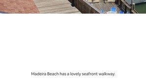 Une promenade en bord de mer à Madeira Beach, avec des bateaux amarrés à proximité.