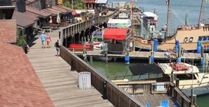 Eine Uferpromenade am Madeira Beach mit Booten in der Nähe, die dort liegen.