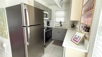 Een koelkast, een microgolfoven, een oven, een kookplaat