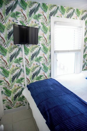 1 habitación, tabla de planchar con plancha y cuna de viaje 