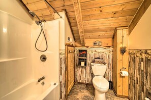 Towels - Stunning Creekside Cosby Cabin w/ Deck + Fire Pit! (Cosby)