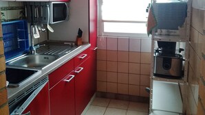 Kaffetrakter/tekoker, kjøleskap, mikrobølgeovn og kokeplater