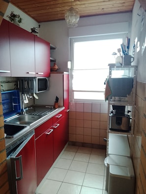 Kaffetrakter/tekoker, kjøleskap, mikrobølgeovn og kokeplater