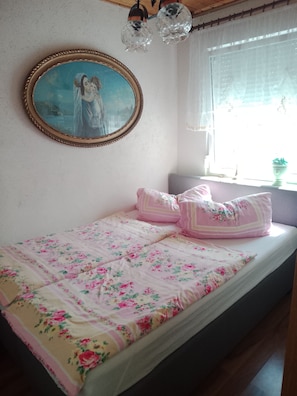 2 Schlafzimmer, Reisekinderbett