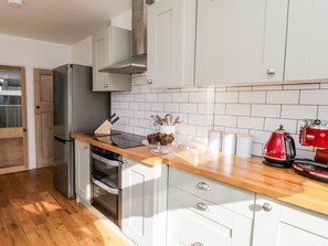 ثلاجة، غلّاية كهربائية، مستلزمات طهي/أطباق/أوعية