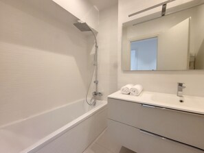 Bathtub, free toiletries, hair dryer - N&J - L'ANGLICAN TERRASSE - Central - Very close sea (Niza)