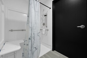 Basic Double Room | Bathroom | Free toiletries, hair dryer, towels, soap
