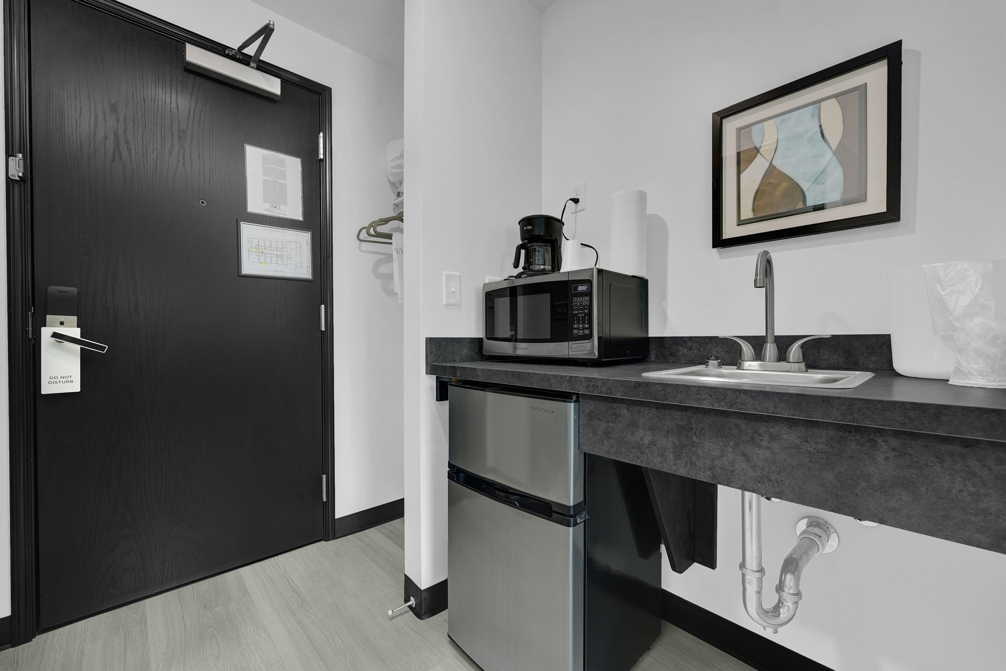 羽絨被、書桌、筆電工作空間、床單