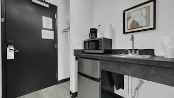 Selimut bulu angsa, meja kerja, dan ruang kerja ramah laptop