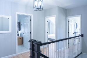 4 chambres, bureau, fer et planche à repasser, lit parapluie