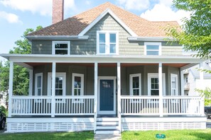 Exterior - Modern & Spacious 4 Bedroom Single Family Home (Worcester)