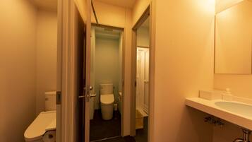 Basic Twin Room | Bathroom