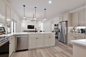 غسالة أطباق، محمصة خبز، خلاط، مناشف ورقية