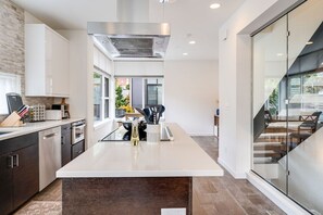 Een koelkast, een microgolfoven, een oven, een kookplaat