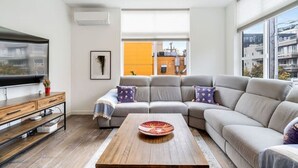 Smart TV - Perch - Traveler's Gem: Walk to Space Needle | 3BR/3BA Home w Views (Seattle)