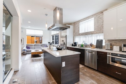 Perch - Traveler's Gem: Walk to Space Needle | 3BR/3BA Home w Views