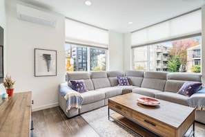 Smart TV - Perch - Traveler's Gem: Walk to Space Needle | 3BR/3BA Home w Views (Seattle)