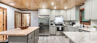 10% SALE!/Arcades/Pets/Hot Tub/Fire Pit/Air Hockey/Corn Hole/EV Charger/Peaceful