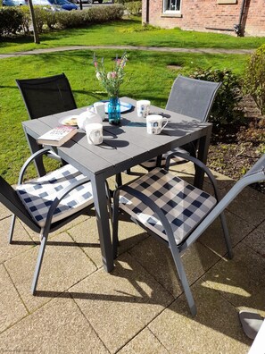 Outdoor dining - Lovely Coastal Cottage - Sleeping 4 in 2 bedrooms - Pool and Beach Access Included. (Filey)