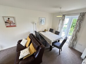 Smart TV, ping pong - Lovely Coastal Cottage - Sleeping 4 in 2 bedrooms - Pool and Beach Access Included. (Filey)