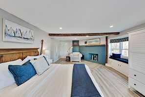 5 habitaciones, escritorio y tabla de planchar con plancha 