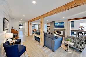 Smart TV, chimenea, libros y oficina