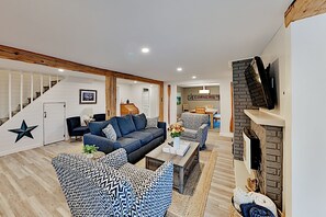 Smart TV, chimenea, libros y oficina 