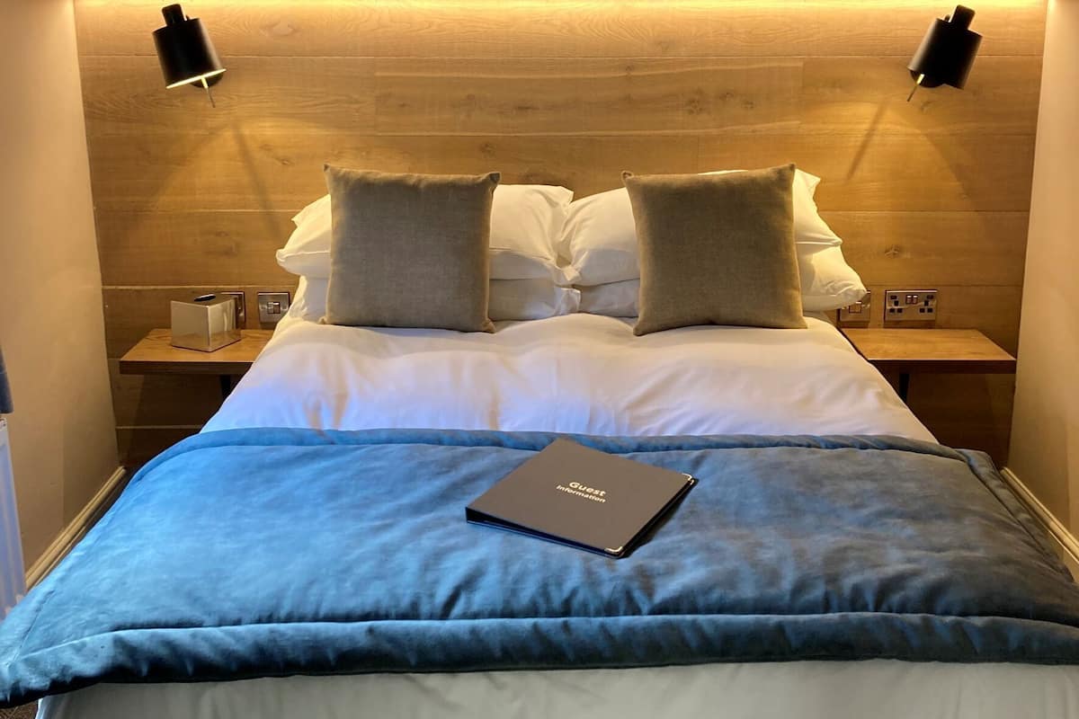 Desk, iron/ironing board, bed sheets