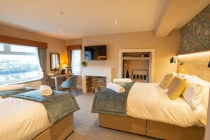 Kamar Quadruple Keluarga | Meja kerja, setrika/meja setrika, dan seprai linen