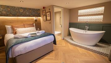 Deluxe Double Room | Desk, iron/ironing board, bed sheets