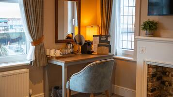 Family Quadruple Room | Desk, iron/ironing board, bed sheets