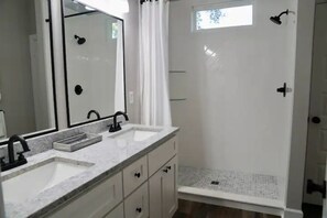 Combined shower/bathtub, hair dryer, towels, soap - Walk to Beach - Great Location with Game Room!  Perfect for families!  Sleeps 9 (Panama City)