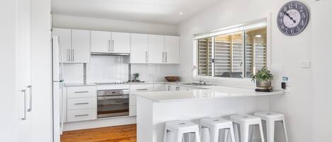 Frigorífico, microondas, horno y placa de cocina