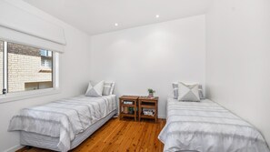 3 bedrooms, free WiFi, bed sheets - Salt Water - The perfect home to enjoy your next beachside holiday (Mollymook)