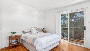 3 bedrooms, free WiFi, bed sheets - Salt Water - The perfect home to enjoy your next beachside holiday (Mollymook)