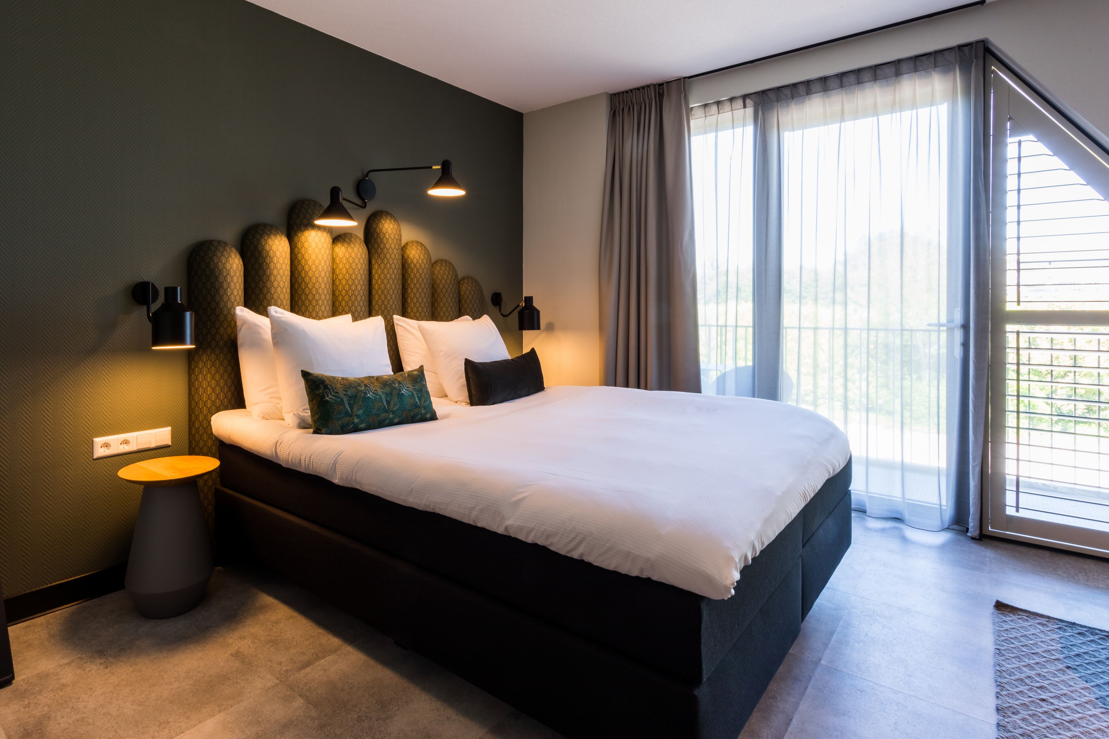 Caja de seguridad en la habitación y espacio para trabajar con laptop 