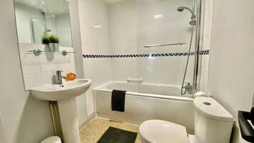 Ein modernes Badezimmer mit Waschbecken, Toilette und Badewanne.