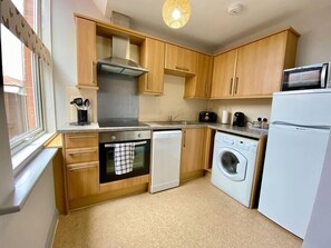 Ovn, kokeplater, brødrister og krydder