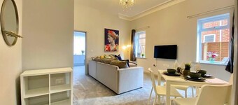 Beautiful Apartment - 5 minute walk to the beach!