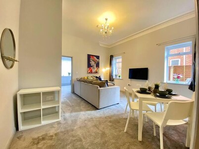 Beautiful Apartment - 5 minute walk to the beach!